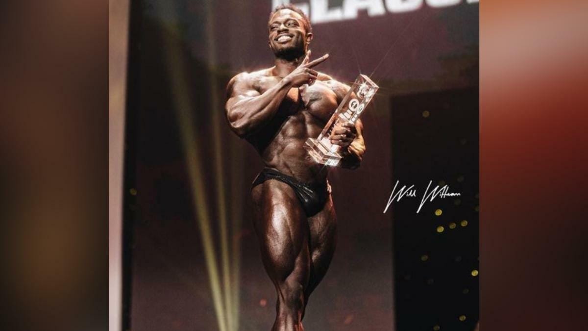 2022 Arnold Classic Classic Physique winner Terrence Ruffin posing on stage